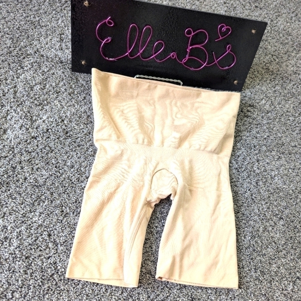 NWOT Assets by Spanx Nude Shorts S